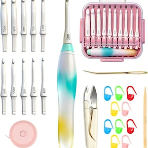 Può includere: Un set di uncinetti con undici teste bianche intercambiabili da 4mm a 10mm, un manico sfumato, una custodia rosa, un ago dorato, forbici piccole, dodici segnapunti colorati in plastica e un metro a nastro di colore rosa.
