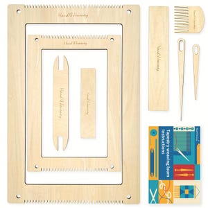 Pode incluir: Kit de tear de tecelagem de tapeçaria de madeira com instruções, um pente, duas agulhas e uma lançadeira. O tear é feito de madeira natural e tem uma cor marrom claro.
