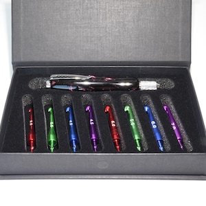 May include: A black box set featuring a crochet hook with a patterned handle and eight coloured crochet hooks. The hooks are red, green, blue, purple, and green, with sizes ranging from 3.0 to 7.0. Ideal for crochet projects.