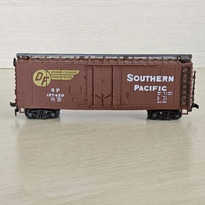 HO Scale 40&#39; Southern Pacific Plug Door Boxcar SP 127430 AHM Trains Freight Car