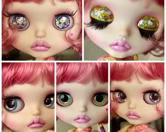 Muñeca Blythe personalizada de Hello Kitty con ojos brillantes y repintada.
