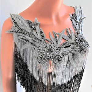 Mantella con frange in pizzo argentato: colletto burlesque con strass