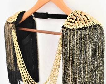 Charretera con borlas doradas: atuendo de fiesta con cadena