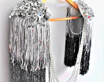Charreteras con borlas de lentejuelas: flecos grises teñidos por inmersión, collar de cadena plateada