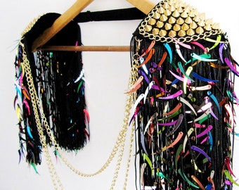 Charretera con flecos de lentejuelas: atuendo de festival con borlas de arcoíris