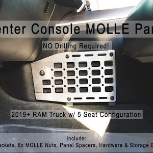 Könnte beinhalten: Ein silbernes Center Console MOLLE Panel für 2019+ RAM Trucks mit 5-Sitz-Konfiguration. Das Panel hat ein Gitter aus rechteckigen Löchern und enthält Halterungen, MOLLE-Muttern, Abstandshalter, Hardware und eine Aufbewahrungsbox. Text auf dem Panel: "NO Drilling Required!"