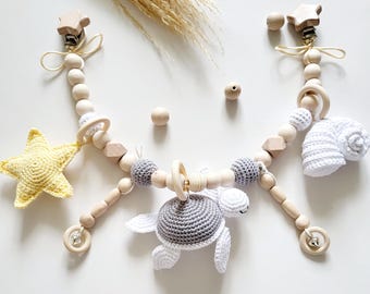 Cadeaupakket voor kersverse moeders: zeethema kinderwagenketting, kinderwagen slinger, houten kinderwagen mobiel speelgoed, gehaakte zeeschildpad, schelp en zeester.