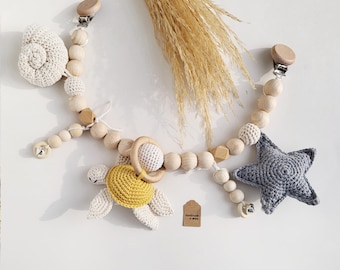 Łańcuch do wózka dziecięcego, girlanda do wózka dla mamy, kosz prezentowy, drewniana zabawka do wózka, prezent na baby shower, szydełkowa muszla żółwia morskiego, rozgwiazda