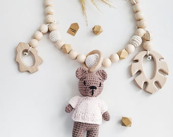 Kosz prezentowy dla nowej mamy, łańcuch do wózka, girlanda do wózka, drewniana zabawka mobilna do wózka, prezent na baby shower, szydełkowy wilk, lis, niedźwiedź, króliczek, zwierzęta z drewna