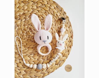Pudełko prezentowe dla przyszłej mamy. Grzechotka na szydełku. Pomysły na ujawnienie płci dziecka. Prezent na baby shower dla ciężarnej siostry. Witaj w domu. Prezent dla chłopca i dziewczynki.