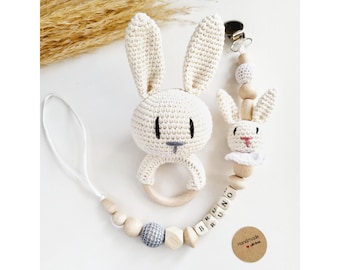 Pudełko prezentowe dla przyszłej mamy. Grzechotka na szydełku. Prezent na baby shower dla ciężarnej siostry, neutralny pod względem płci. Witaj w domu. Prezent dla noworodka, chłopca i dziewczynki.