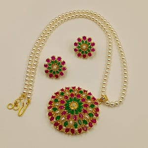 Conjunto de colgante de rubí, esmeralda y perla, chapado en oro de 22 quilates, joyería tradicional del sur de la India.