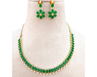 Conjunto de collar con rubí, esmeralda y perla chapado en oro de 22 k: joyería nupcial india con pendientes tipo botón.