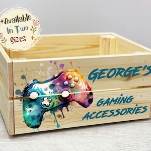 Może przedstawiać: Drewniana skrzynia z kolorowym akwarelowym wzorem kontrolera do gier wideo. Skrzynia jest oznaczona napisem "GEORGE'S GAMING ACCESSORIES".