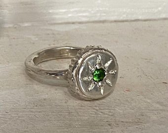Anillo de turmalina verde con engaste de estrella