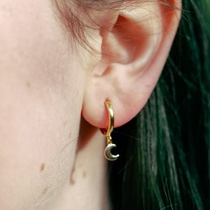 Goldene Halbmond-Ohrringe, himmlischer Schmuck als Geschenk für Partys, zierliche Creolen im Huggie-Creolen-Stil, minimalistische Boho-Ohrhänger