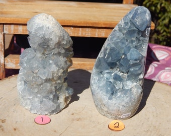 Amas de cristaux de célestite : géode de base taillée en forme libre, guérison des chakras