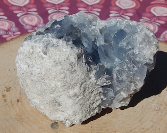 Agrégat de cristaux de célestite : géode de forme libre, pierre de guérison pour chakras