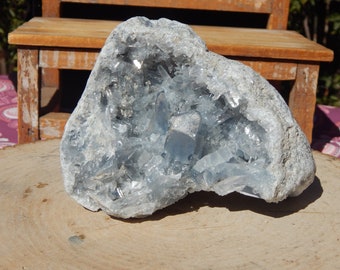 Agrégat de cristaux de célestite : géode de forme libre, pierre de guérison pour chakras