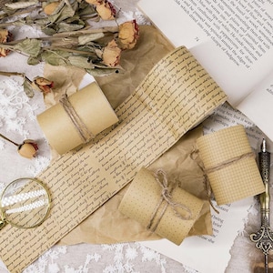 Op de afbeelding: Een stilleven met opgerolde papieren bundels vastgebonden met touw, op bruin papier. Gedroogde rozen, open boeken en een vergrootglas zijn aanwezig. Het papier heeft een raster- en stippenpatroon, met handgeschreven tekst.