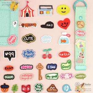 以下が含まれることがあります： サーカス小屋、ラジオ、スマイリーフェイス、ダックスフンド、野球帽、ハート、テキスト付き吹き出しなど、さまざまなデザインのカラフルな刺繍パッチのコレクション。パッチ付きのライトグリーンのストラップも含まれています。