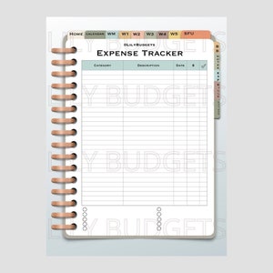 Może przedstawiać: Biały tracker wydatk&oacute;w ze spiralnym oprawą w kolorze brązowym. Tracker ma kolumny dla kategorii, opisu, daty i kwoty. Tracker jest oznaczony jako "Expense Tracker" i ma tekst "@LilyBudgets" u g&oacute;ry.
