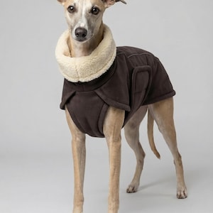 Warmer Wildleder Winter Mantel aus Kunstleder in braun mit Kuschelfell für Windhunde, Windspiel, Whippet, Galgo, Greyhound und Ridgeback