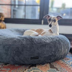 Flocke dog bed cover made of cuddly grey plush, available immediately