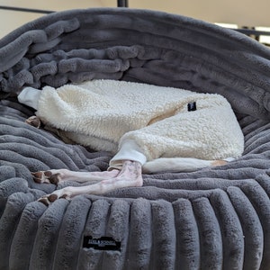Dog bed covers with standing lid made of luxury faux fur, for dogs who like to snuggle up