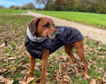 Warmer Wildleder Winter Mantel aus Kunstleder in dunkelgrau mit Kuschelfell für Ridgebacks, Vizsla, Weimaraner, Dalmatiner und viele mehr