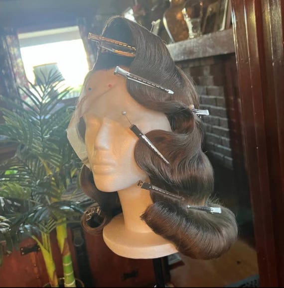Peluca Estilo Pin Up De Los Años 50 | Color Marrón Claro | Look Rockabilly Con Pony | Ideal Para Carnaval, Fiestas De Disfraces Y Eventos Temáticos