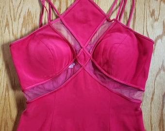 Sexy Niteline Della Roufogali rot Netzausschnitt strappy langes rotes Kleid mit Behelfs-Oberschenkelschlitz