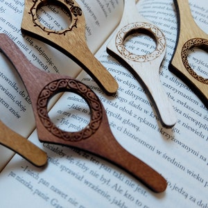 Book Page Holder / Bookmark for finger / Reading book / Wooden bookmark / HANDMADE / Varnished / Book accesorries / Thumb Page Holder
