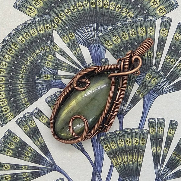 Pendentif - Labradorite verte et fils de cuivre oxydés. Réalisation entièrement à la main.