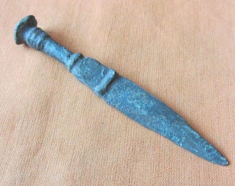E121. Coltello in bronzo in stile romano con impugnatura decorata.