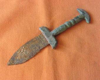 E31. Cuchillo de hierro estilo romano con mango de bronce.