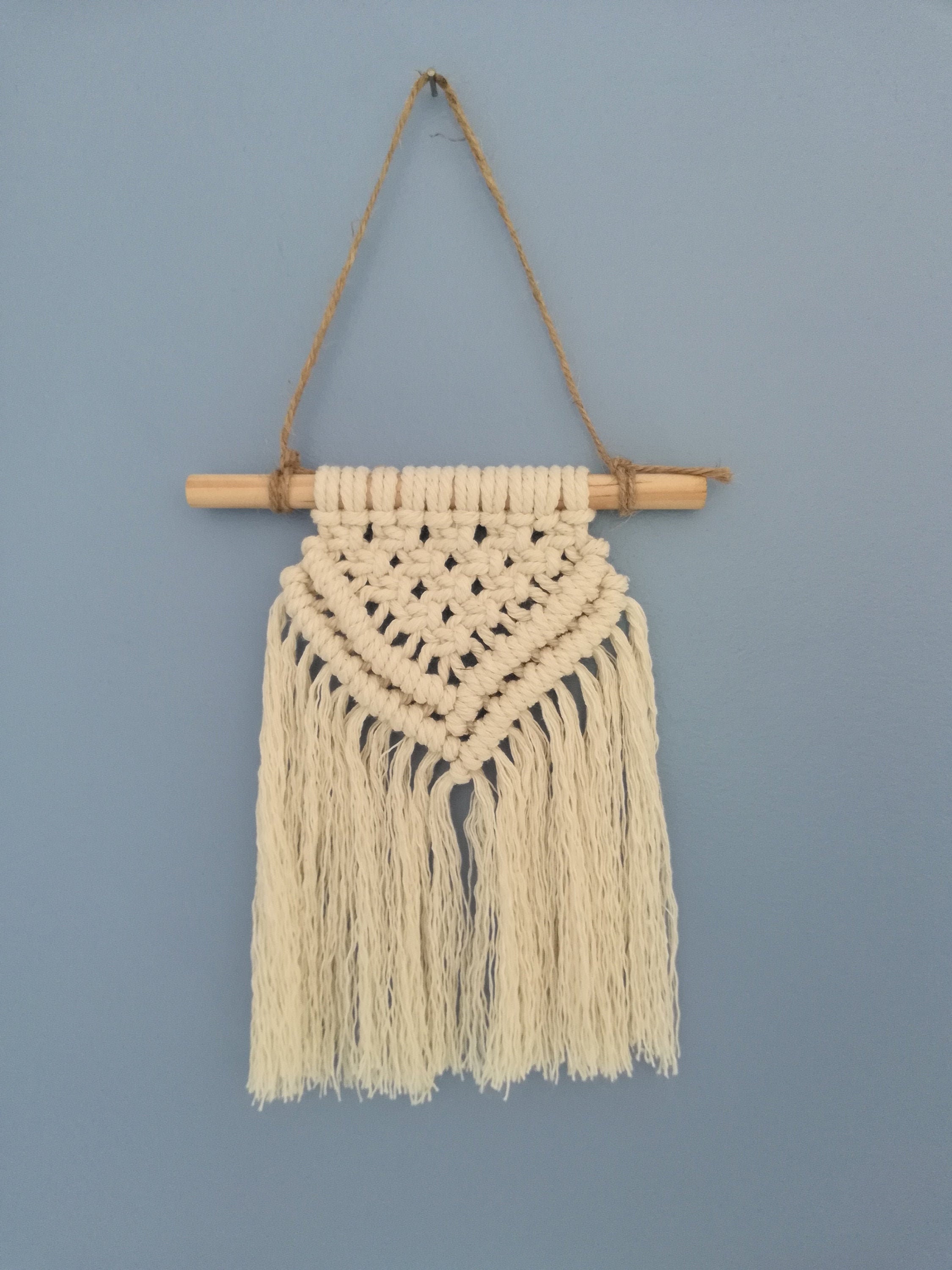 Petite Décoration Murale en Macramé - Modèle Fanion