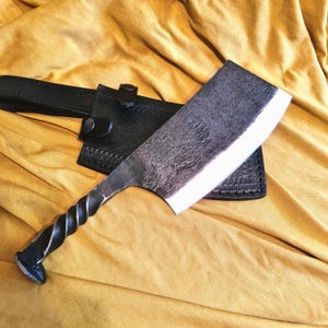 Smidd köttyxa, kökskniv, medeltida, lajv, BBQ, solid handsmidd kniv med vridet handtag och vasst blad (TM309)