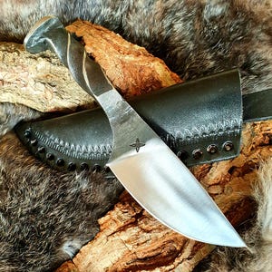 Smidd rälsspik, medeltida, lajv, BBQ, solid handsmidd kniv med vridet handtag, vasst blad, vackert rustik (TM305)