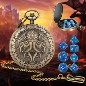 Puede incluir: Una caja de reloj de bolsillo color bronce con una criatura tentacular en relieve en la parte frontal, unida a una cadena de metal. La caja se abre para revelar un conjunto de pequeños dados poliédricos azules, con más dados azules cerca.