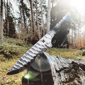 Smidd rälsspik, medeltida, lajv, BBQ, solid handsmidd kniv med vridet handtag, vasst blad, 30 cm, 500 gram (TM308)