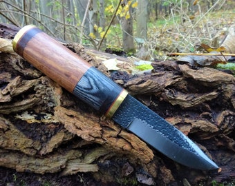Vikingmes met scherp lemmet en veelkleurig handvat - 23 cm - met echt lederen schede. Sax middeleeuws Vikingmes, handgesmeed (MD02)