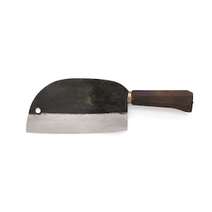 Könnte beinhalten: Ein vintage Hackmesser mit einem Holzgriff und einer gebogenen Klinge. Die Klinge ist aus Metall und hat eine dunkle Patina. Der Griff ist braun und hat eine leichte Krümmung.