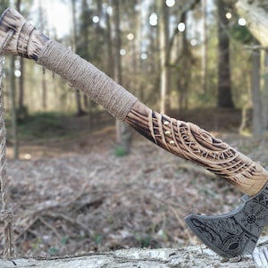 Stor vikingayxa med vikingamotiv - snidat askträhandtag - skäggyxa - keltisk reenactment runeyxa - kolstål - handsmidd (TA7)