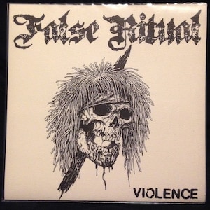Könnte beinhalten: Quadratisches, cremefarbenes Albumcover mit den Worten "False Ritual" in gotischer Schrift. Eine detaillierte Schwarz-Weiß-Illustration eines Schädels mit langen Haaren und einem Speer. Das Wort "VIOLENCE" ist unten aufgedruckt.