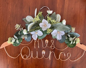 Appendiabiti Mis Quince personalizzabile con fiori e gioielli