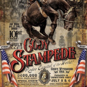 Könnte beinhalten: Vintage-Poster für das Cody Stampede Rodeo, das einen Cowboy auf einem buckelnden Pferd zeigt. Das Poster enthält Text über die Veranstaltung, einschließlich Datum, Ort und Preisgeld. Das Bild hat einen gealterten, abgenutzten Look.
