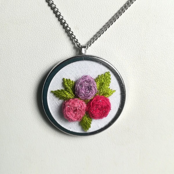 Collier brodé - Trois Roses