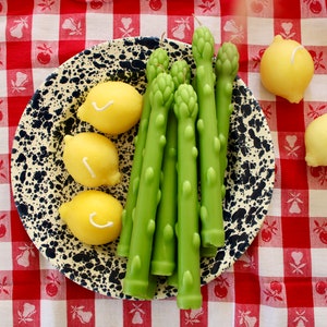 Vela cónica de cera de abejas con tallo de espárrago / Decoración de primavera y verano