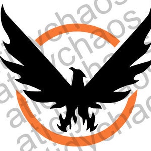 Op de afbeelding: Een zwart silhouet van een feniks met uitgespreide vleugels, tegen een helder oranje cirkel. De feniks staat in een vurige pose met vlammen rond zijn lichaam.